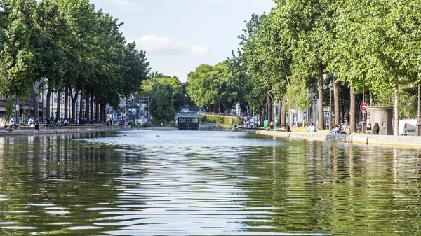 Paryż, Francja, zm. 6 lipca 2016. Kanał Saint Martin (fr. canal Saint-Martin). — Zdjęcie stockowe