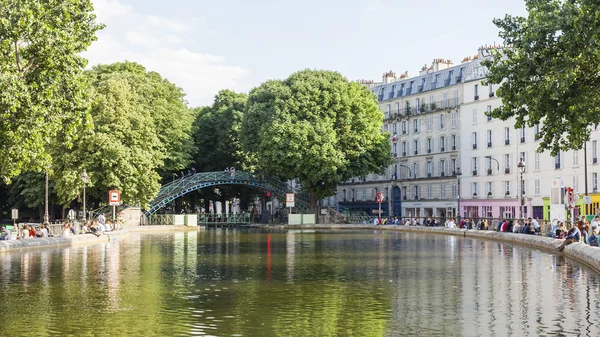 PARÍS, FRANCIA, 6 de julio de 2016. Canal de San Martín (fr. canal Saint-Martin). Arrastramientos y su reflejo en el agua — Foto de Stock