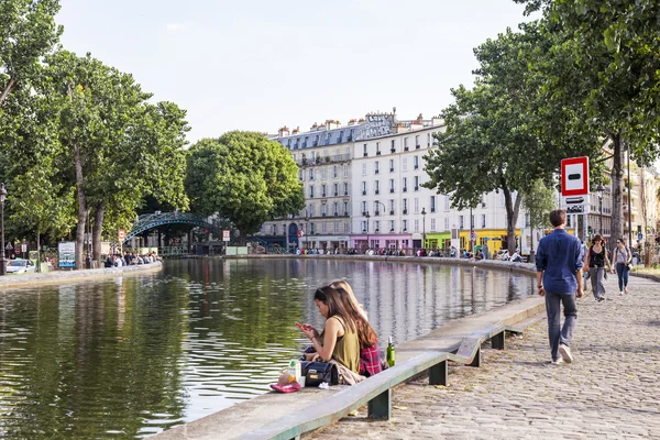 Париж, Франция, 6 июля 2016 г. Канал Сен-Мартен (Озил. канал Сен-Мартен ). — стоковое фото