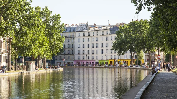 Paryż, Francja, zm. 6 lipca 2016. Kanał Saint Martin (fr. canal Saint-Martin). — Zdjęcie stockowe