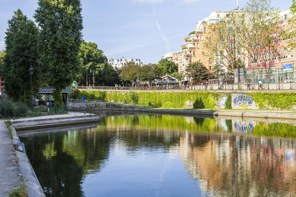 Paryż, Francja, zm. 6 lipca 2016. Kanał Saint Martin (fr. canal Saint-Martin). Nasypy i ich odbicie w wodzie — Zdjęcie stockowe