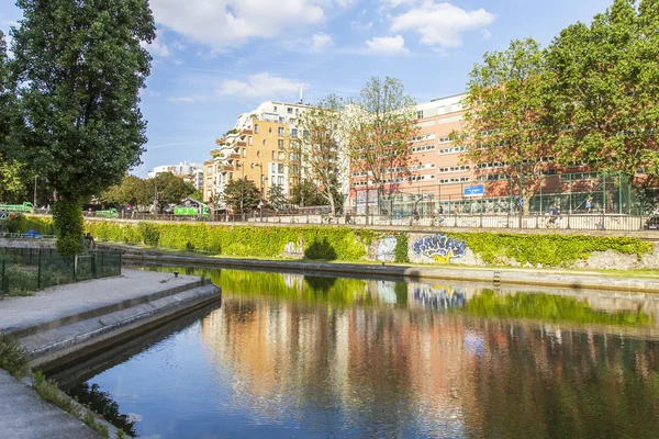 Paryż, Francja, zm. 6 lipca 2016. Kanał Saint Martin (fr. canal Saint-Martin). — Zdjęcie stockowe