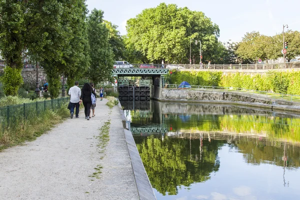 PARÍS, FRANCIA, 6 de julio de 2016. Canal de San Martín (fr. canal Saint-Martin). Arrastramientos y su reflejo en el agua — Foto de Stock
