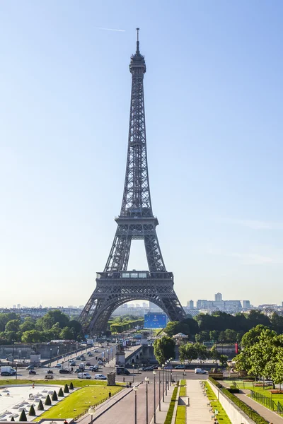 Paris, Frankrike, på 7 juli 2016. Eiffeltornet - en av de främsta sevärdheterna i staden. Utsikt från Trokadero — Stockfoto