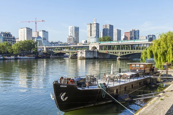 París, Francia, 7 de julio de 2016. Vista urbana. El río Sena, sus terraplenes y barcazas amarradas en la costa . — Foto de Stock