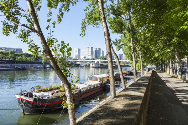 Paris, Fransa, 7 Temmuz 2016. Kentsel görünümü. Seine Nehri, bentleri ve mavnalar sahilinde demirli. — Stok fotoğraf