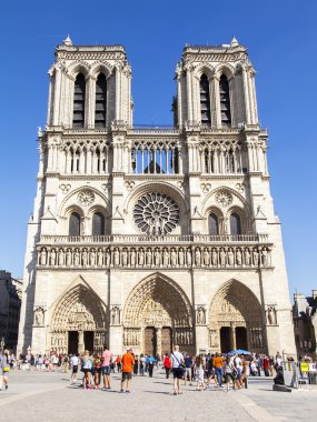 Paris, Fransa, 7 Temmuz 2016. Notre-Dame - önemli turistik şehir, onun sembolü biri. İnsanlar meydanda iyi eğlenceler