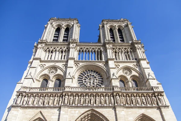 PARIS, FRANÇA, em 7 de julho de 2016. Notre-Dame - um dos principais pontos turísticos da cidade, o seu símbolo. Fragmento arquitetônico de uma fachada — Fotografia de Stock