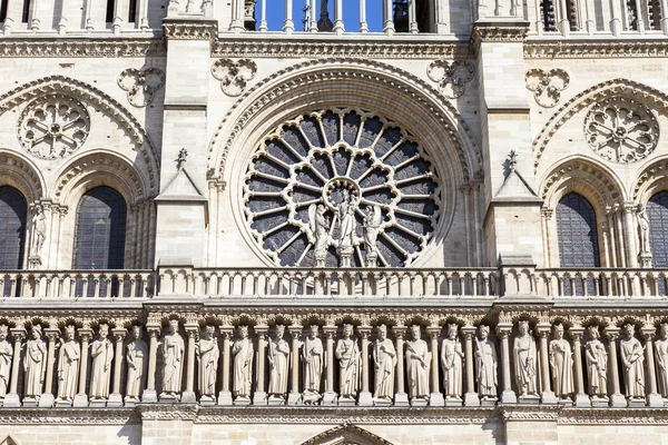 Párizs, Franciaország, július 7-én, 2016. Notre-Dame-a város egyik fő nevezetessége, jelképe. Homlokzati építészeti töredék — Stock Fotó