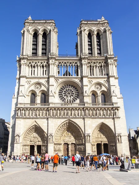 PARIS, FRANÇA, em 7 de julho de 2016. Notre-Dame - um dos principais pontos turísticos da cidade, o seu símbolo. As pessoas divertem-se na praça. — Fotografia de Stock