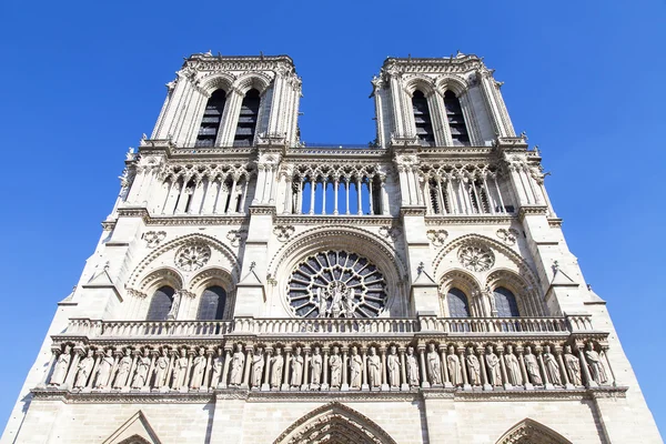 PARIGI, FRANCIA, il 7 LUGLIO 2016 Notre-Dame - una delle principali attrazioni della città, il suo simbolo. Frammento architettonico di una facciata — Foto Stock