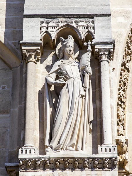 París, Francia, 7 de julio de 2016. Notre-Dame - uno de los principales lugares de interés de la ciudad, su símbolo. Fragmento arquitectónico de una fachada —  Fotos de Stock