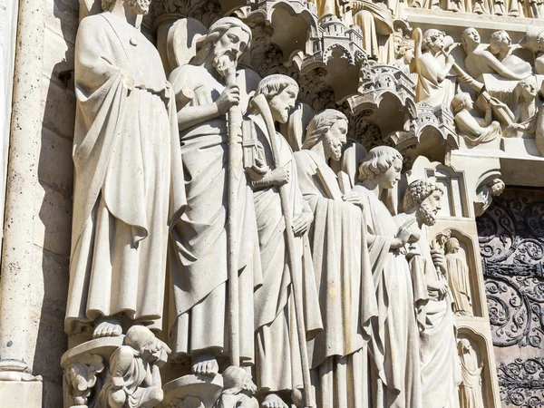 PARIS, FRANÇA, em 7 de julho de 2016. Notre-Dame - um dos principais pontos turísticos da cidade, o seu símbolo. Fragmento arquitetônico de uma fachada — Fotografia de Stock