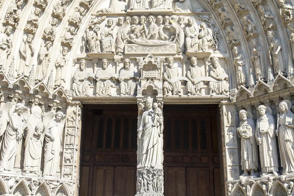 Paris, Frankrike, den 7 juli, 2016. Notre-Dame-en av de viktigaste sevärdheterna i staden, hans symbol. Arkitektoniskt fragment av en fasad — Stockfoto