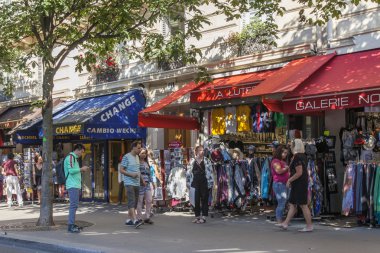 Paris, Fransa, 7 Temmuz 2016. Pitoresk şehir sokak. İnsanların Hatıra Eşyası ve hediyeler mağazalarda satın