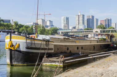 Paris, Fransa, 7 Temmuz 2016. Kentsel görünümü. Seine Nehri, bentleri ve mavnalar sahilinde demirli.