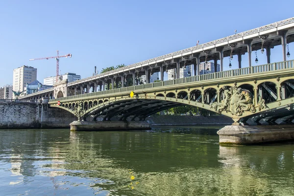 Париж, Франція, на 7 липня 2016. Бір-Hakeym міст (пт. Бір Hakeim), один з найбільш відомих мостів через річку Сену — стокове фото