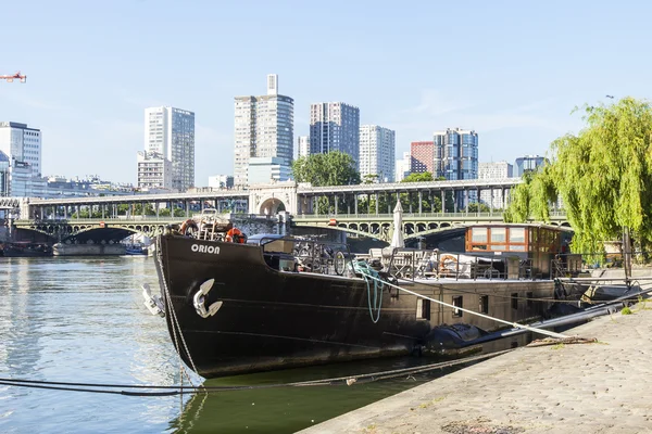 Paris, Frankrike, på 7 juli 2016. Urban Visa. Floden Seine, dess vallar och pråmar förtöjd vid kusten. — Stockfoto