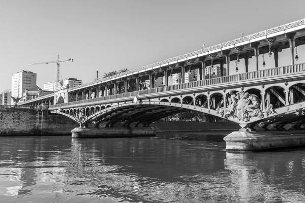 Párizs, Franciaország, a július 7-én 2016-ban. Bir-Hakeym Bridge (fr. Bir Hakeim), az egyik a leginkább ismert hidakat át a Szajna — Stock Fotó