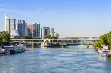 Paris, Fransa, 7 Temmuz 2016. Kentsel görünümü. Seine Nehri, bentleri ve mavnalar sahilinde demirli.