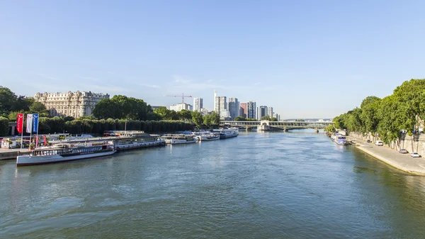 巴黎，法国，在 2016 年 7 月 7 日。城市的视图。塞纳河及其路堤和趸船停泊在海岸. — 图库照片