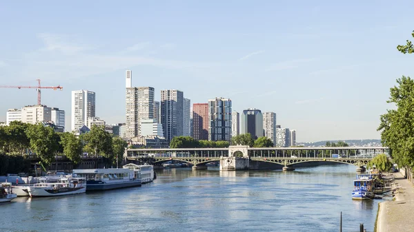 Parijs, Frankrijk, op 7 juli 2016. Stedelijke weergave. De rivier de Seine, de taluds en binnenvaartschepen afgemeerd aan de kust. — Stockfoto