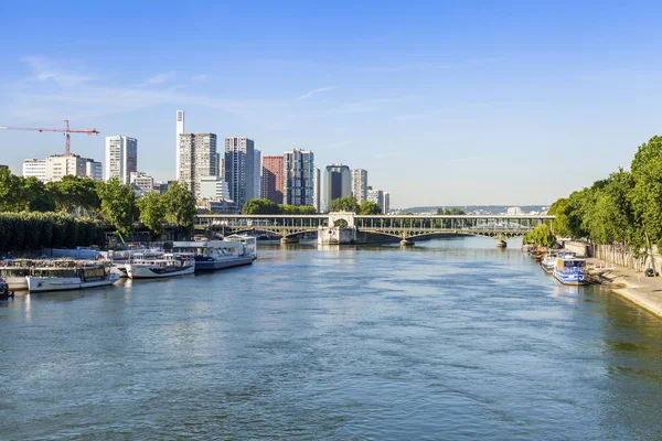 Parijs, Frankrijk, op 7 juli 2016. Stedelijke weergave. De rivier de Seine, de taluds en binnenvaartschepen afgemeerd aan de kust. — Stockfoto