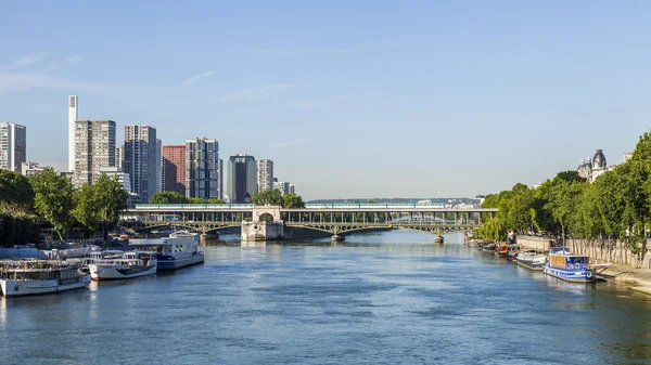 Paris, Frankrike, på 7 juli 2016. Urban Visa. Floden Seine, dess vallar och pråmar förtöjd vid kusten. — Stockfoto