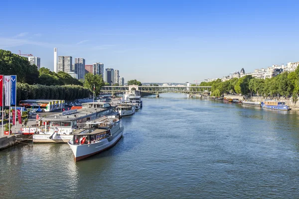 Parijs, Frankrijk, op 7 juli 2016. Stedelijke weergave. De rivier de Seine, de taluds en binnenvaartschepen afgemeerd aan de kust. — Stockfoto