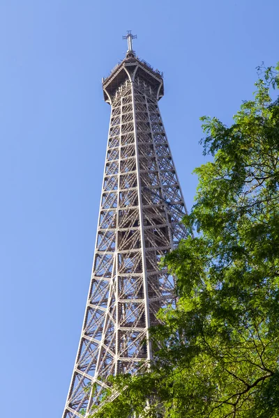 Paris, Fransa, 7 Temmuz 2016. Eyfel Kulesi - turistik bir şehir simgesi. — Stok fotoğraf