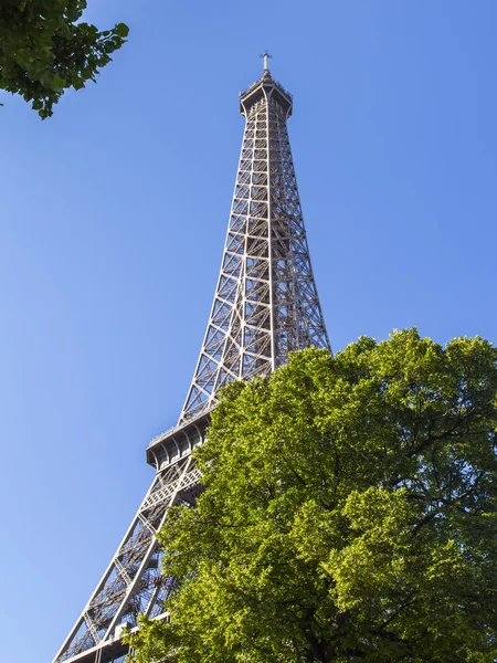 PARIS, FRANÇA, em 7 de julho de 2016. A Torre Eiffel - um dos principais pontos turísticos, um símbolo da cidade . — Fotografia de Stock