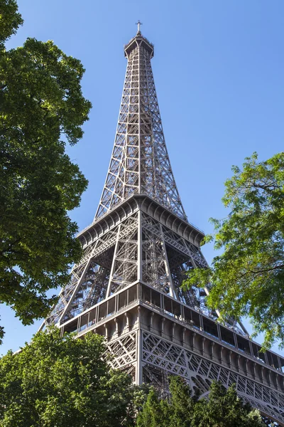 París, Francia, 7 de julio de 2016. La Torre Eiffel - un de los monumentos principales, el símbolo de la ciudad . — Foto de Stock
