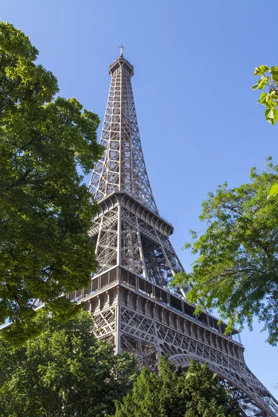 París, Francia, 7 de julio de 2016. La Torre Eiffel - un de los monumentos principales, el símbolo de la ciudad . — Foto de Stock