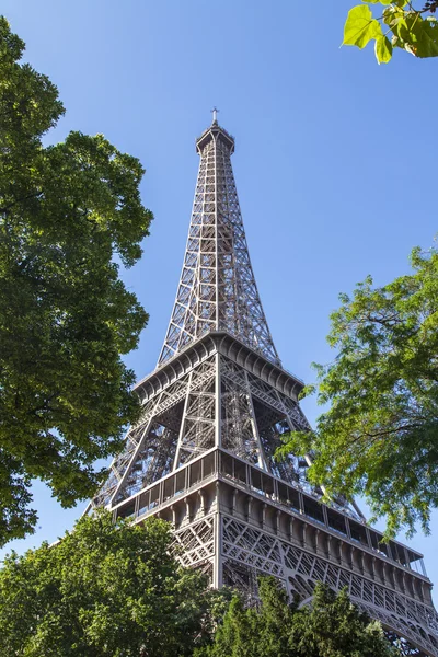 París, Francia, 7 de julio de 2016. La Torre Eiffel - un de los monumentos principales, el símbolo de la ciudad . — Foto de Stock