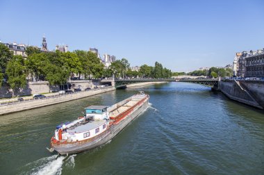 9 Temmuz 2016 üzerinde Paris, Fransa. Seine ve onun bentleri görünümünü. Gemi nehirde yüzen