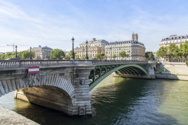 Paris, Fransa, 7 Temmuz 2016 tarihinde. Notr-Dam Köprüsü (fr. Pont Notre-Dame), Seine Nehri'nin içinden geçen en bilinen köprülerden biri