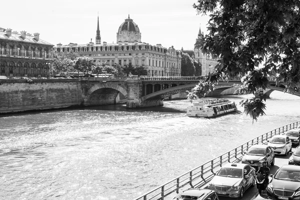 Párizs, Franciaország, július 9, 2016. A Szajna és a töltések megtekintése. — Stock Fotó