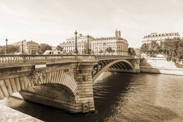 Paryż, Francja, 7 lipca 2016. NOTR-dam Bridge (fr. Pont Notre-Dame), jeden z najbardziej znanych mostów przez Sekwanę — Zdjęcie stockowe