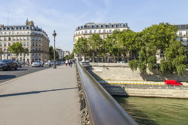 PARIS, FRANÇA, em 7 de julho de 2016. Notr-Dam Bridge (fr. Pont Notre-Dame), uma das pontes mais conhecidas através do rio Sena — Fotografia de Stock