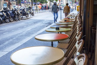 Paris, Fransa, 7 Temmuz 2016. Sabahları tipik Paris Caddesi. Cafe açık havada küçük tablolar.