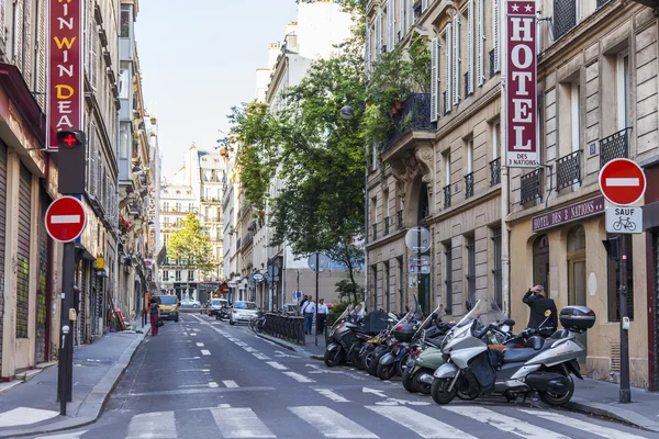 Париж, Франция, 7 июля 2016 г. Типичная парижская улица — стоковое фото