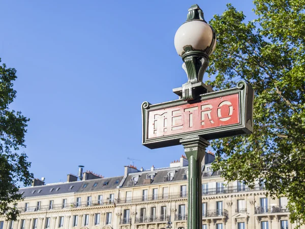 2016年7月7日、フランス・パリ。地下鉄への入り口の典型的なデザイン — ストック写真