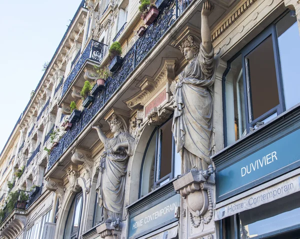 Párizs, Franciaország, a július 7-én 2016-ban. Tipikus építészeti részleteket, a történelmi épület homlokzatáról. — Stock Fotó
