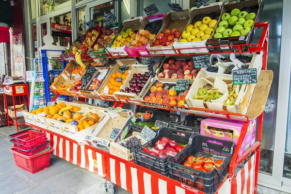 PARIS, FRANCE, le 7 juillet 2016. Vitrine de rue de la boutique de légumes et fruits — Photo