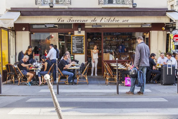 PARIS, FRANCE, le 7 juillet 2016. Rue typiquement parisienne le matin. Les gens mangent et se reposent dans un café sous le ciel ouvert . — Photo