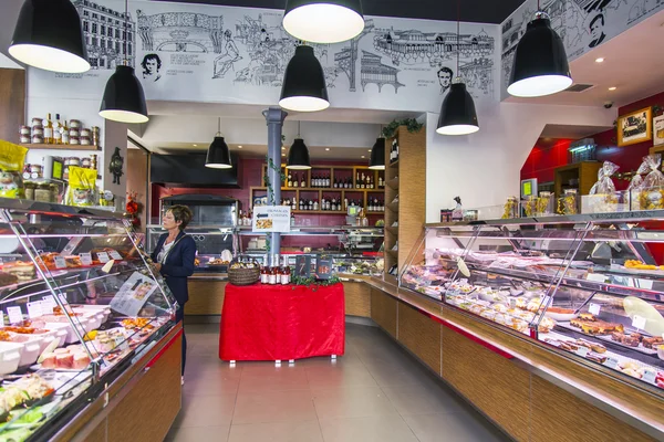PARIS, FRANCE, le 7 juillet 2016. Intérieur typique d'une boutique de gastronomie — Photo