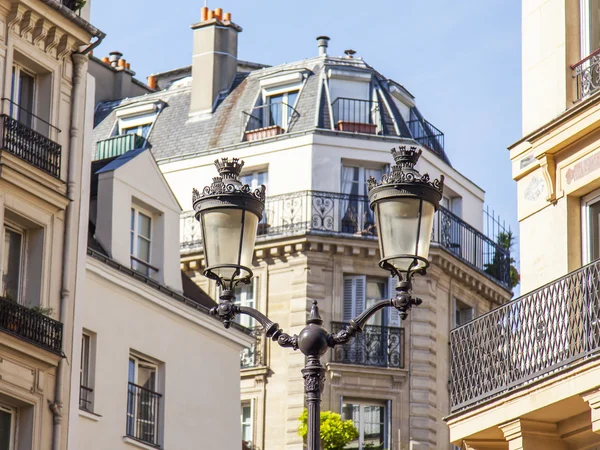 Paris, Frankreich, am 7. Juli 2016. eine schöne Straßenlaterne gegen die Architektur — Stockfoto