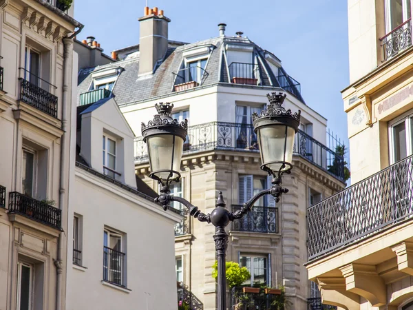 Париж, Франция, 7 июля 2016 г. Красивый уличный фонарь против архитектуры — стоковое фото