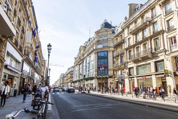 巴黎，法国，在 2016 年 7 月 11 日。城市的街道与典型建筑. — 图库照片