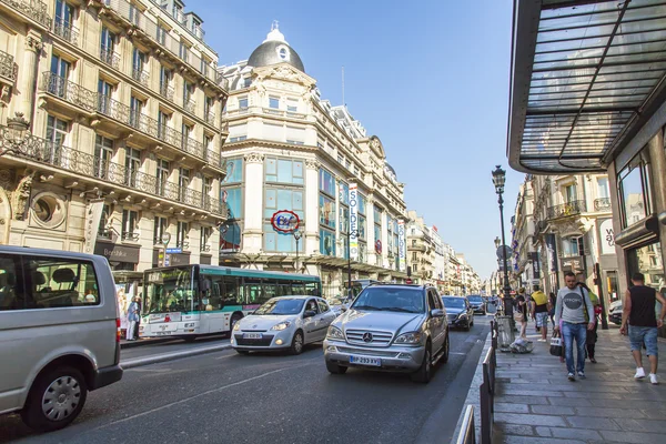 PARÍS, FRANCIA, 11 de julio de 2016. la calle de la ciudad con edificios típicos . — Foto de Stock